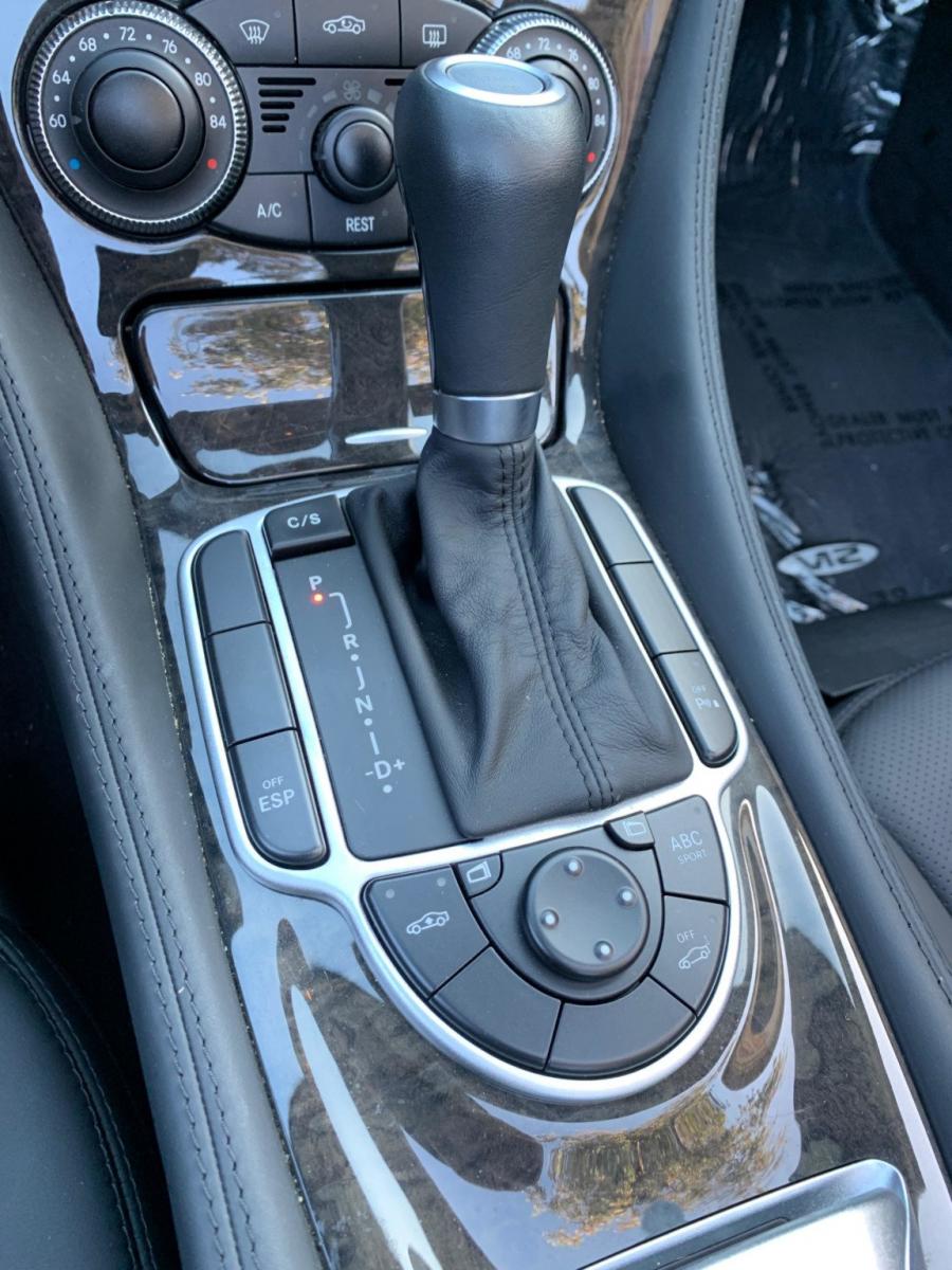 Детали интерьера Mercedes-Benz SL600 (R230) 2007 года  (фото 97 из 189)